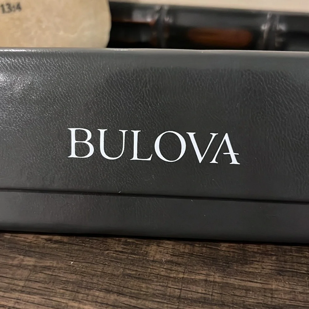 BULOVA EYEGLASSES SUNGLASSES TRIANGLE COLLAPSED HARD CASE GREY